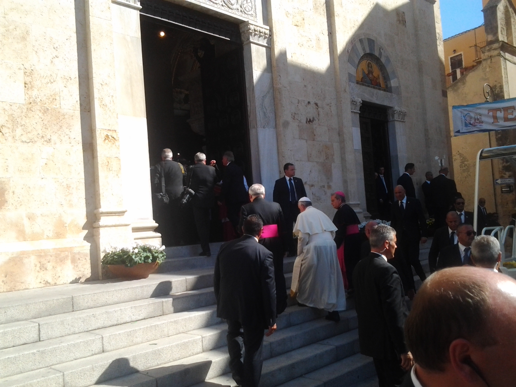 Il Papa A Cagliari Ecco Una Fotogallery Della Giornata Tra Saluti E