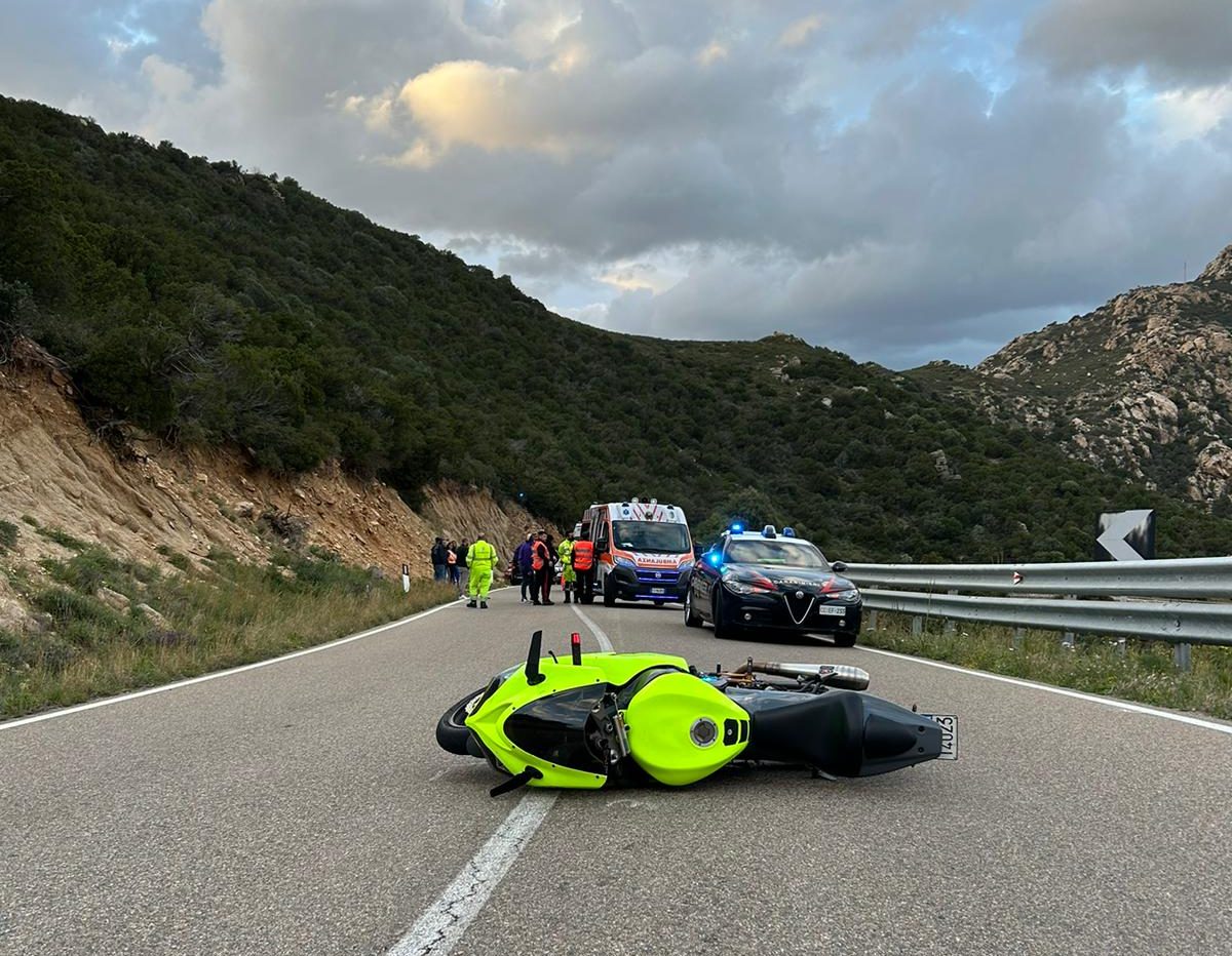 Perde Il Controllo Della Moto E Finisce Fuori Strada Muore Un Enne A