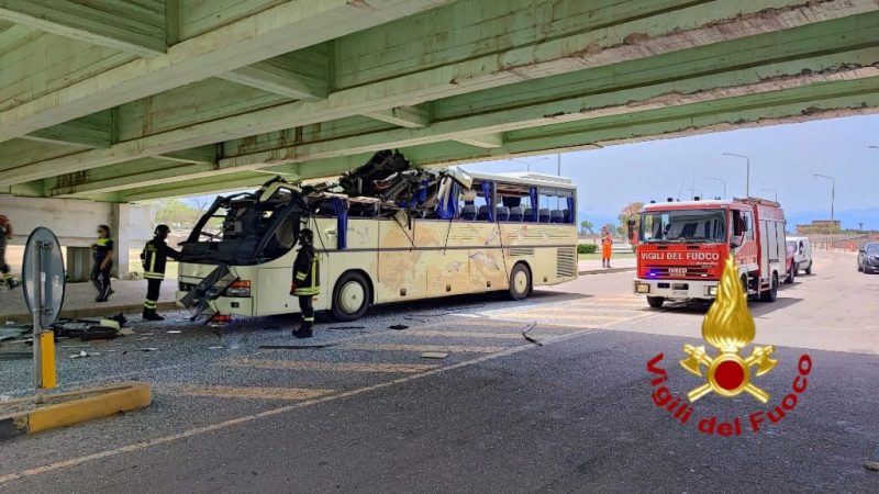 Incidente A Sant Elia Non Si Accorge Del Ponte Basso E Rimane